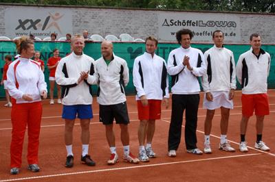 Unser Team v.r.n.l.: Jan Hernych, Lukas Rosol, Younes El Aynaoui, Ivo Minar, Marco Mirnegg, Leos Friedl, Pheusiotherapeutin Christiane Jordan (Foto: J. Teichmann)